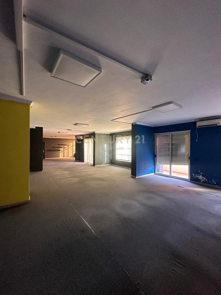 Ambient Open Space 585 m² për Qira – Ish Parku