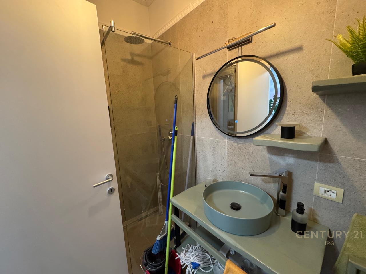 JEPET ME QIRA APARTAMENT  TEK LIQENI THATE!