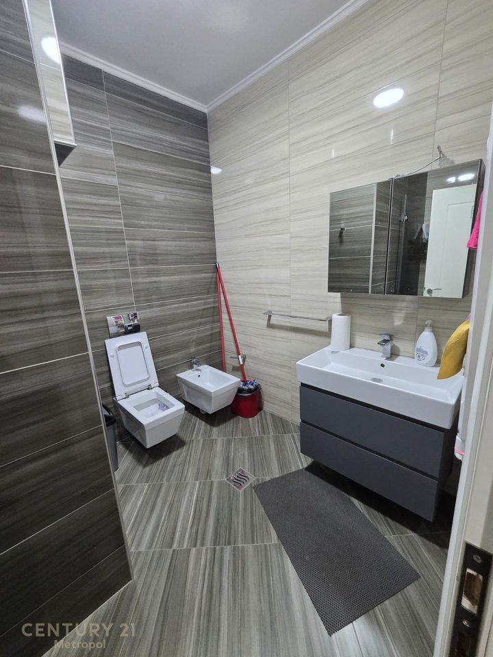 Apartament 2+1+2 + Post Parkimi 
Per Qira, Stadiumi Selman Stermasi  Tiranë