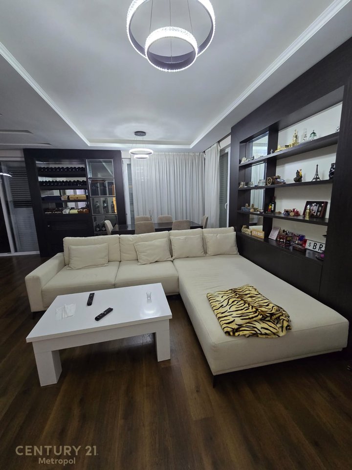 Apartament 2+1+2 + Post Parkimi 
Per Qira, Stadiumi Selman Stermasi  Tiranë