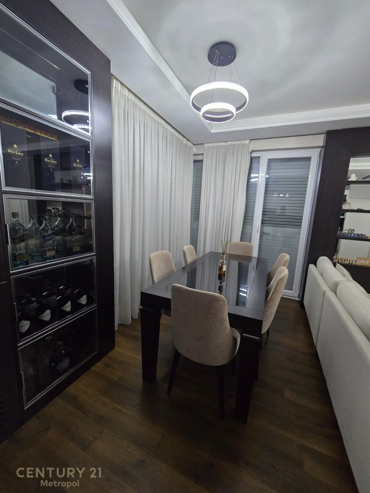 Apartament 2+1+2 + Post Parkimi 
Per Qira, Stadiumi Selman Stermasi  Tiranë