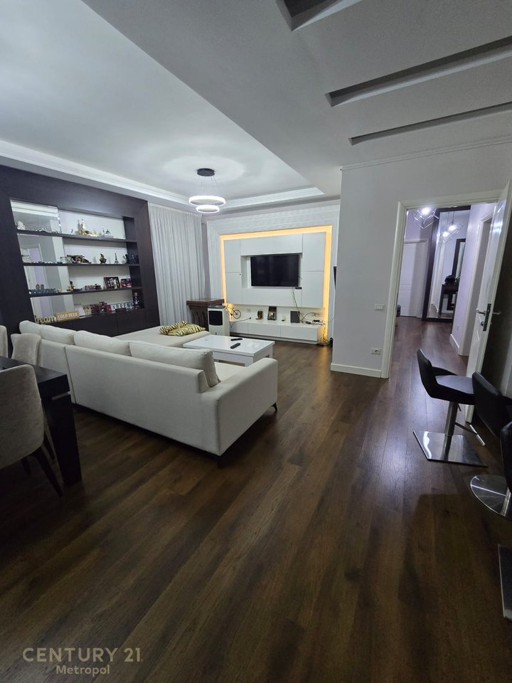 Apartament 2+1+2 + Post Parkimi 
Per Qira, Stadiumi Selman Stermasi  Tiranë