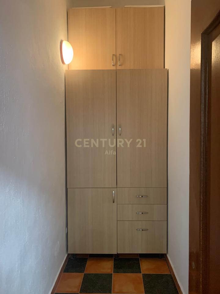 Jepet me qera ambient  me sipërfaqe 125m² neto  tek ish blloku!