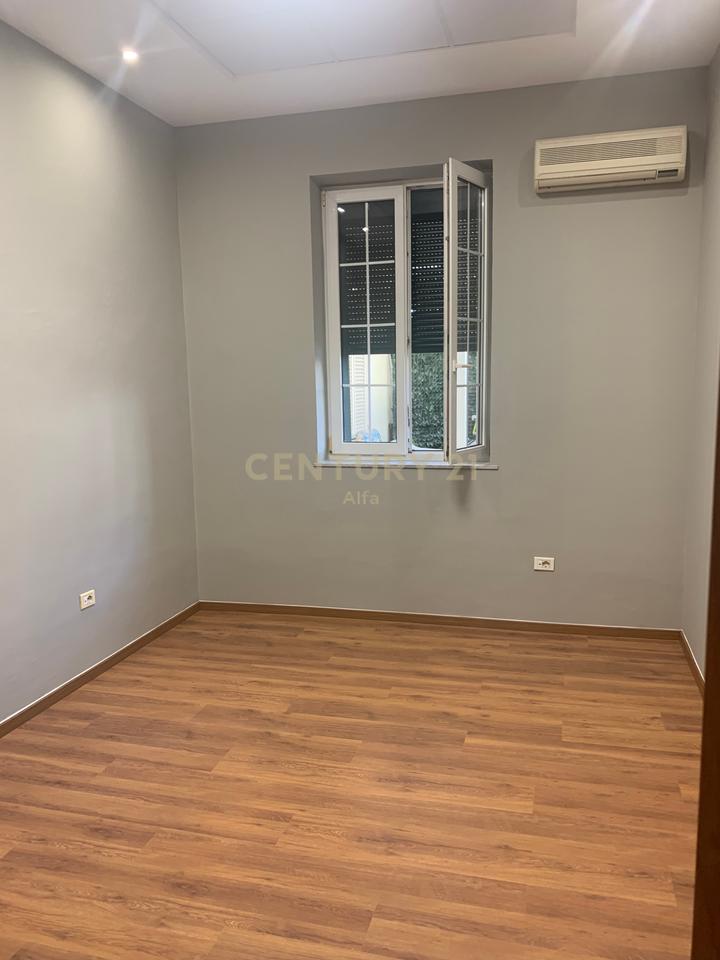 Jepet me qera ambient  me sipërfaqe 125m² neto  tek ish blloku!