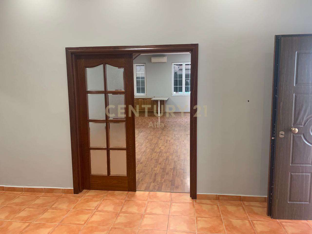 Jepet me qera ambient  me sipërfaqe 125m² neto  tek ish blloku!