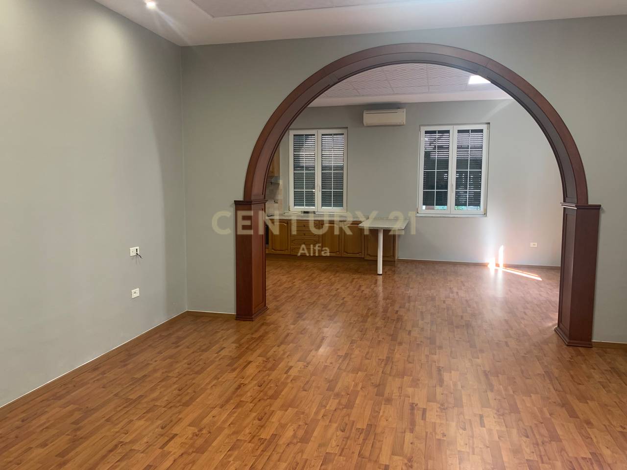 Jepet me qera ambient  me sipërfaqe 125m² neto  tek ish blloku!