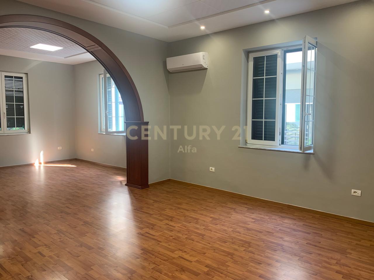 Jepet me qera ambient  me sipërfaqe 125m² neto  tek ish blloku!