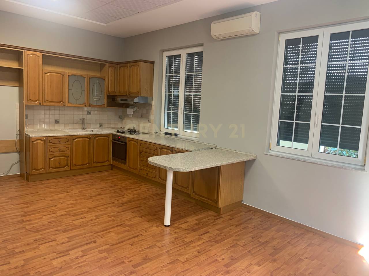 Jepet me qera ambient  me sipërfaqe 125m² neto  tek ish blloku!