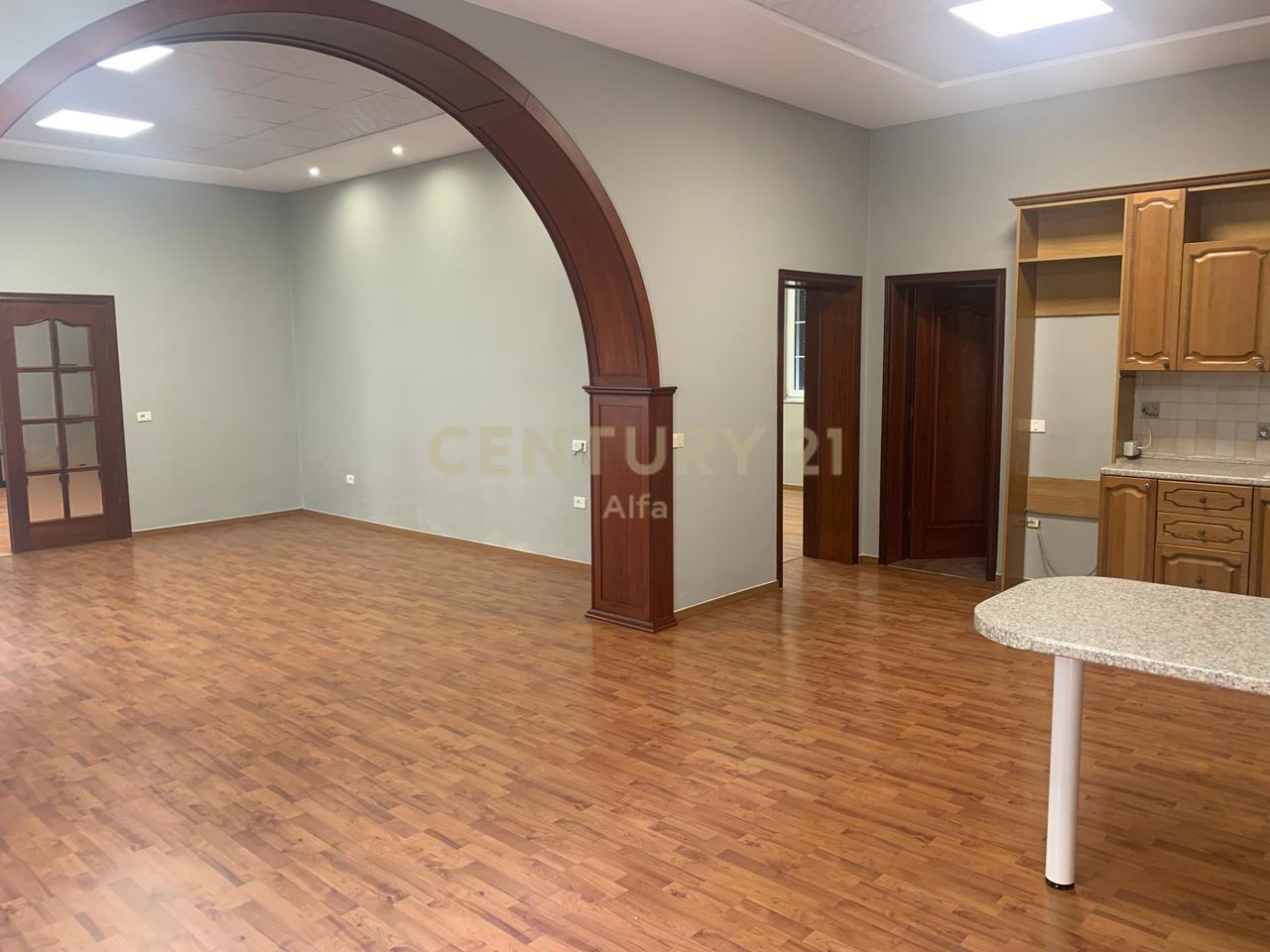 Jepet me qera ambient  me sipërfaqe 125m² neto  tek ish blloku!