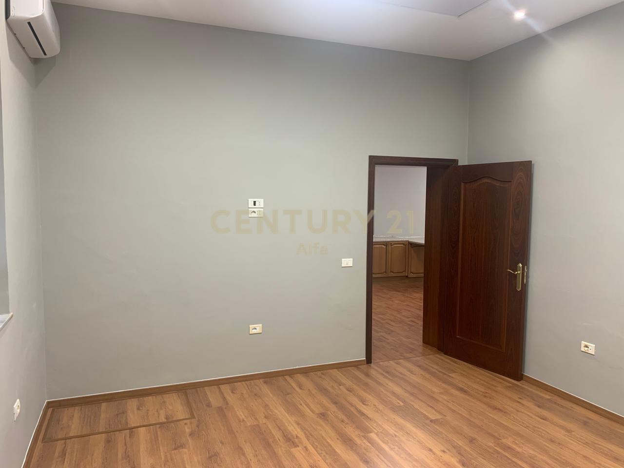 Jepet me qera ambient  me sipërfaqe 125m² neto  tek ish blloku!