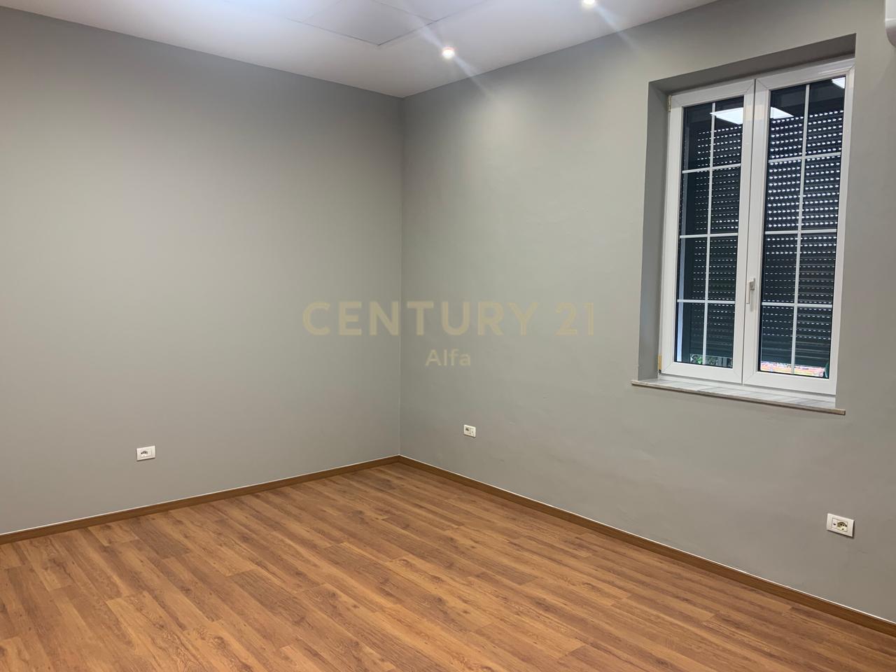 Jepet me qera ambient  me sipërfaqe 125m² neto  tek ish blloku!