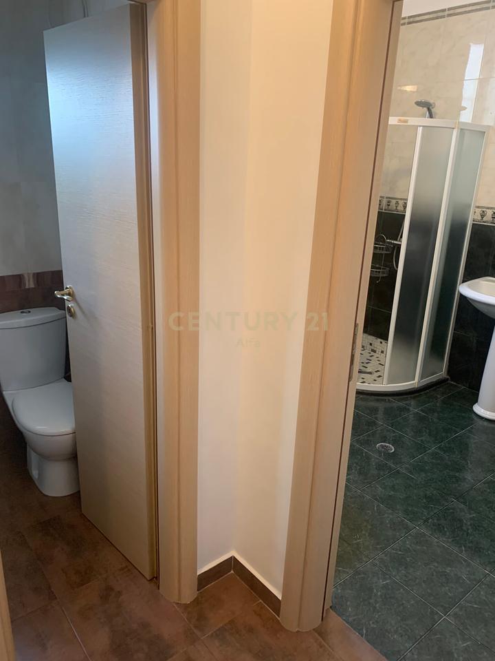 Jepet me qera ambient  me sipërfaqe 125m² neto  tek ish blloku!