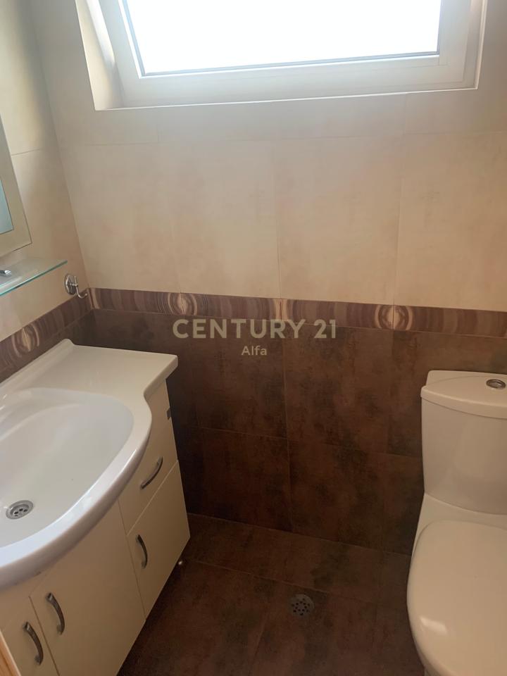 Jepet me qera ambient  me sipërfaqe 125m² neto  tek ish blloku!