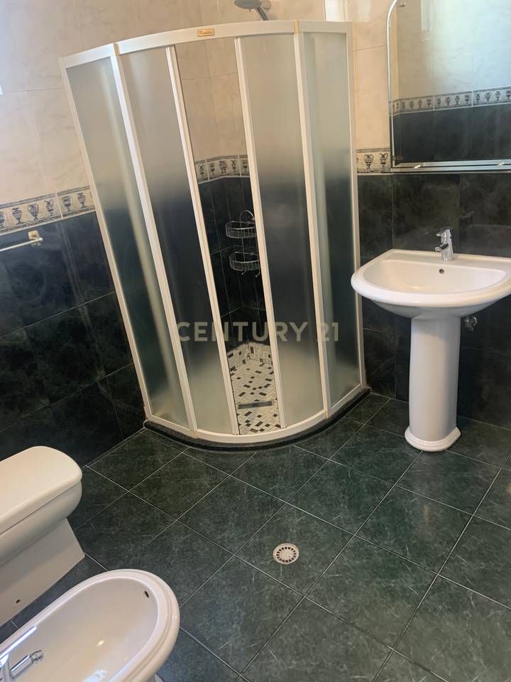 Jepet me qera ambient  me sipërfaqe 125m² neto  tek ish blloku!