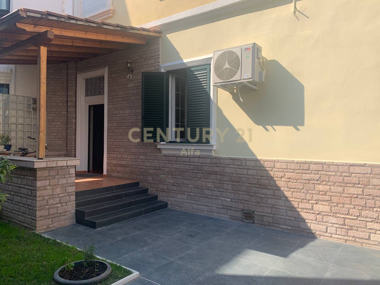 Jepet me qera ambient  me sipërfaqe 125m² neto  tek ish blloku!