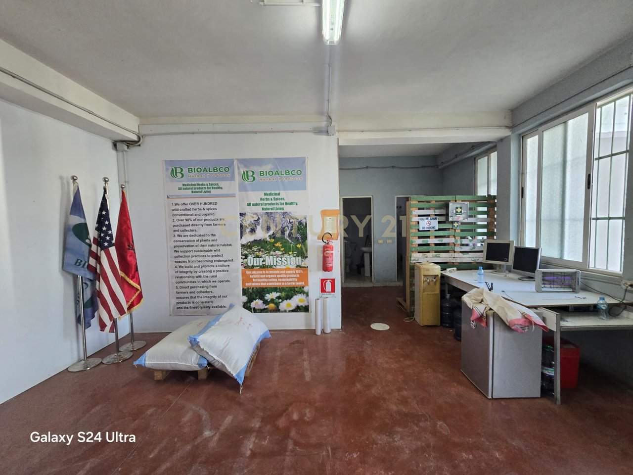 Jepet me qira Magazinë 550m2 në Durrës!