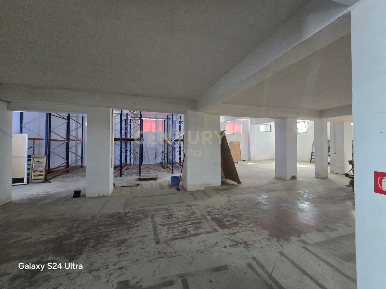 Jepet me qira Magazinë 550m2 në Durrës!