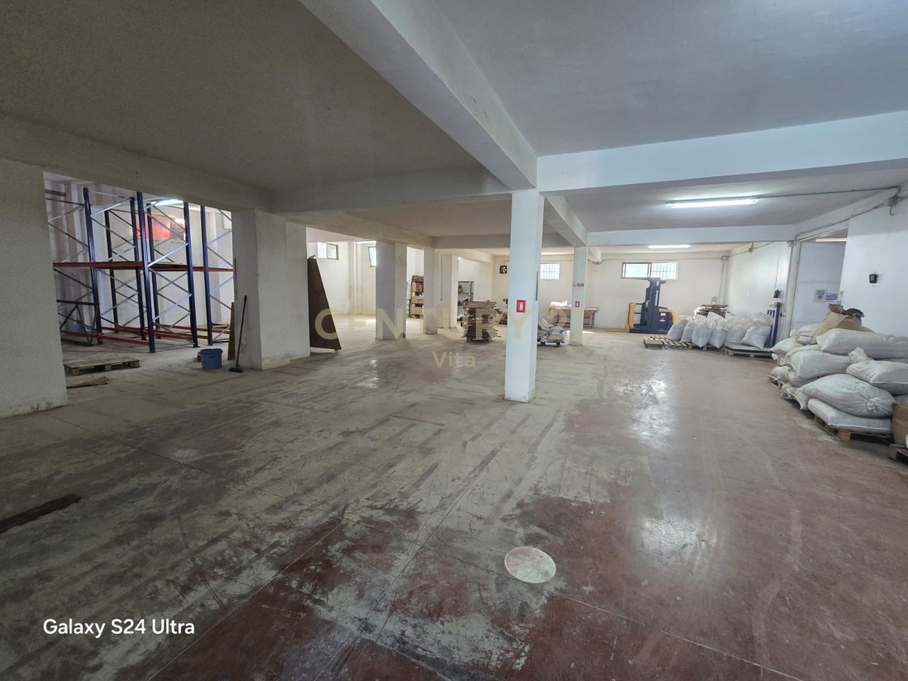 Jepet me qira Magazinë 550m2 në Durrës!