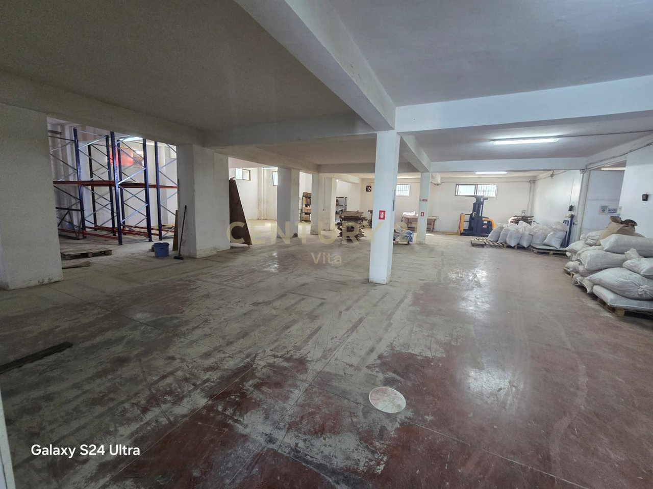 Jepet me qira Magazinë 550m2 në Durrës!