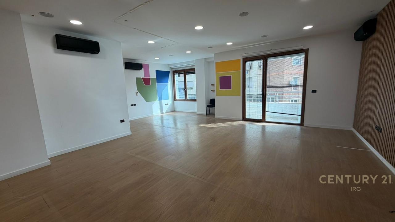 ZYRE ME QERA OPEN SPACE TE HILTON, PRANE DELIJORGJIT!