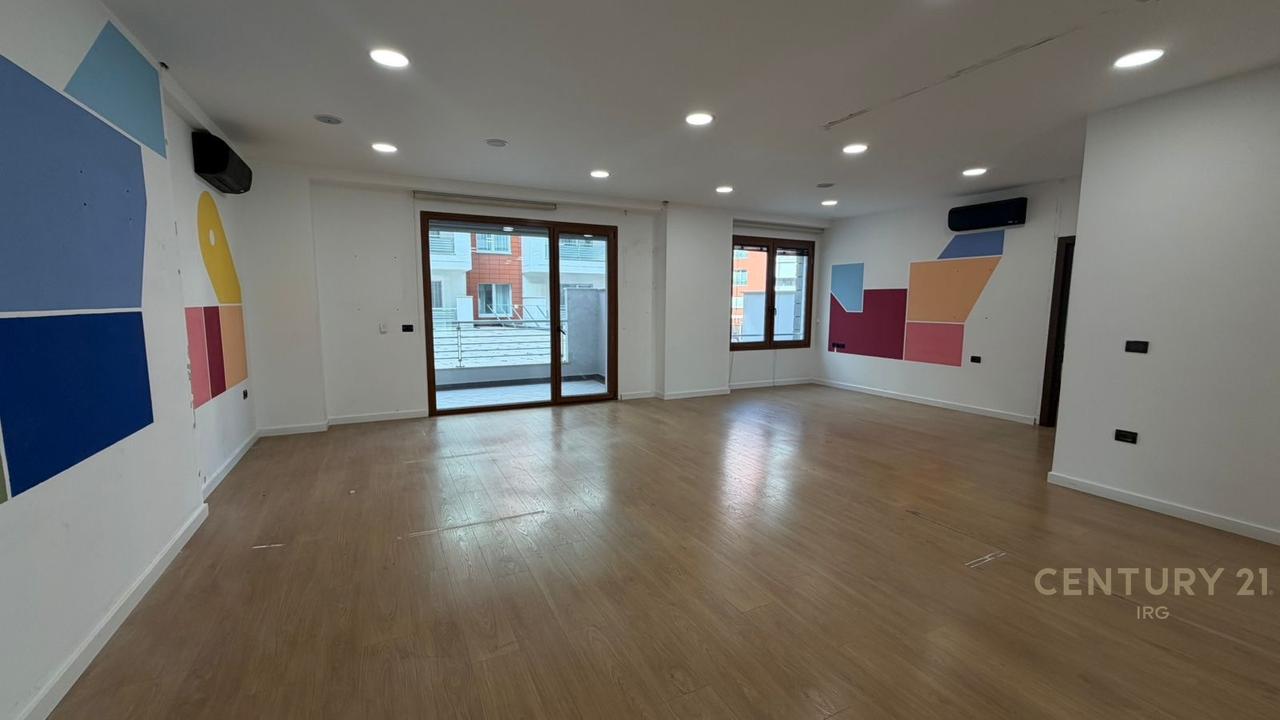 ZYRE ME QERA OPEN SPACE TE HILTON, PRANE DELIJORGJIT!