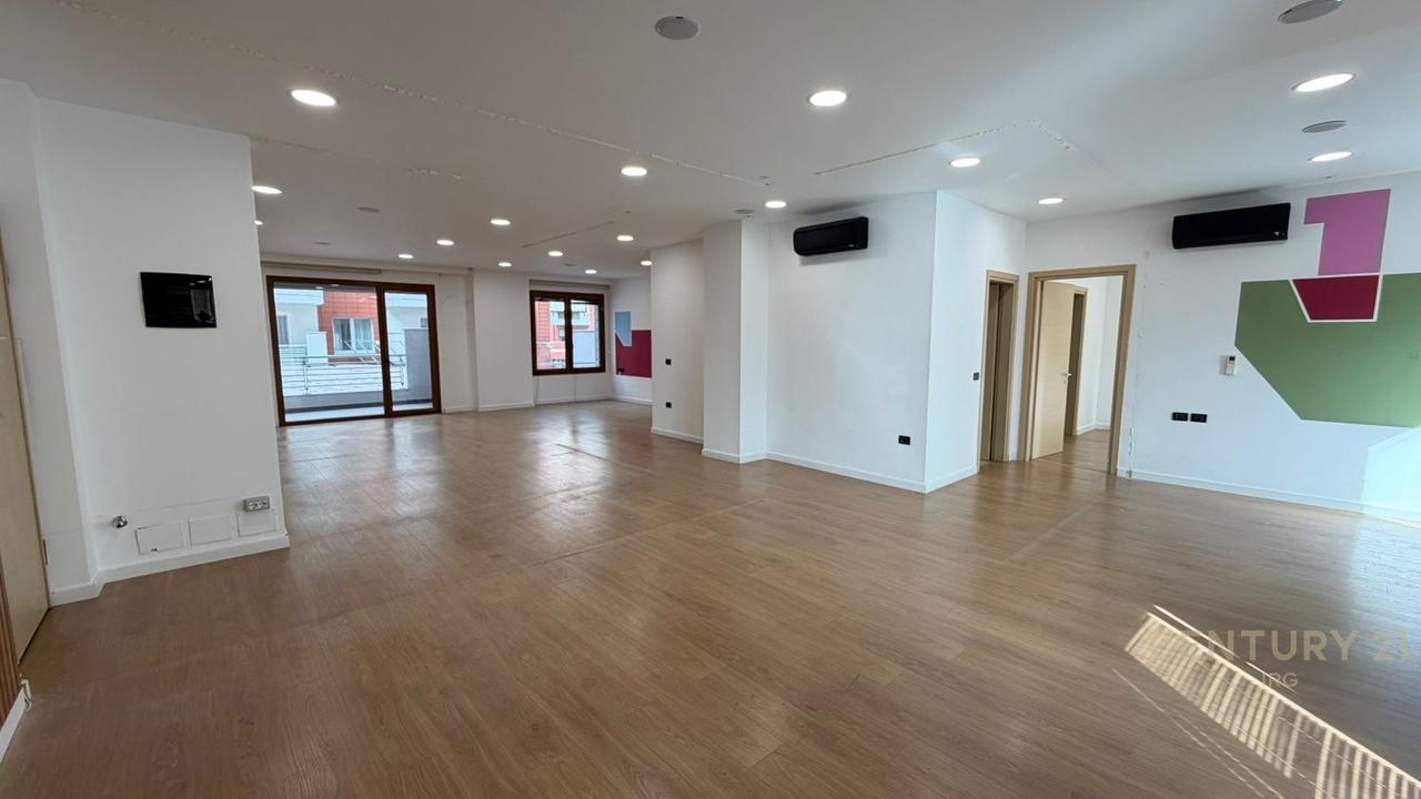 ZYRE ME QERA OPEN SPACE TE HILTON, PRANE DELIJORGJIT!