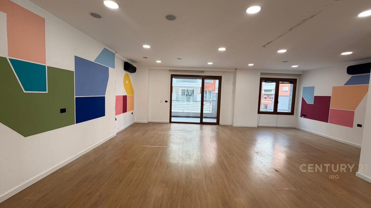 ZYRE ME QERA OPEN SPACE TE HILTON, PRANE DELIJORGJIT!