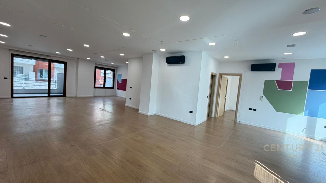 ZYRE ME QERA OPEN SPACE TE HILTON, PRANE DELIJORGJIT!