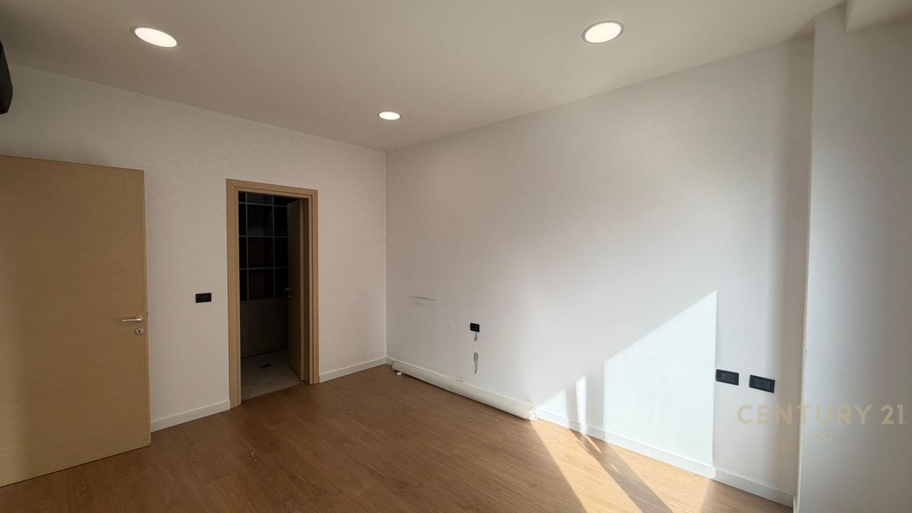 ZYRE ME QERA OPEN SPACE TE HILTON, PRANE DELIJORGJIT!