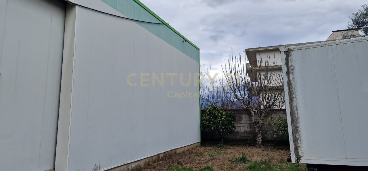 Shesim tokë dhe magazinë në Kamëz!