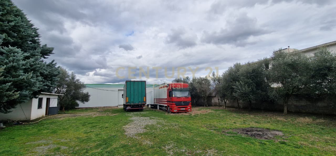 Shesim tokë dhe magazinë në Kamëz!