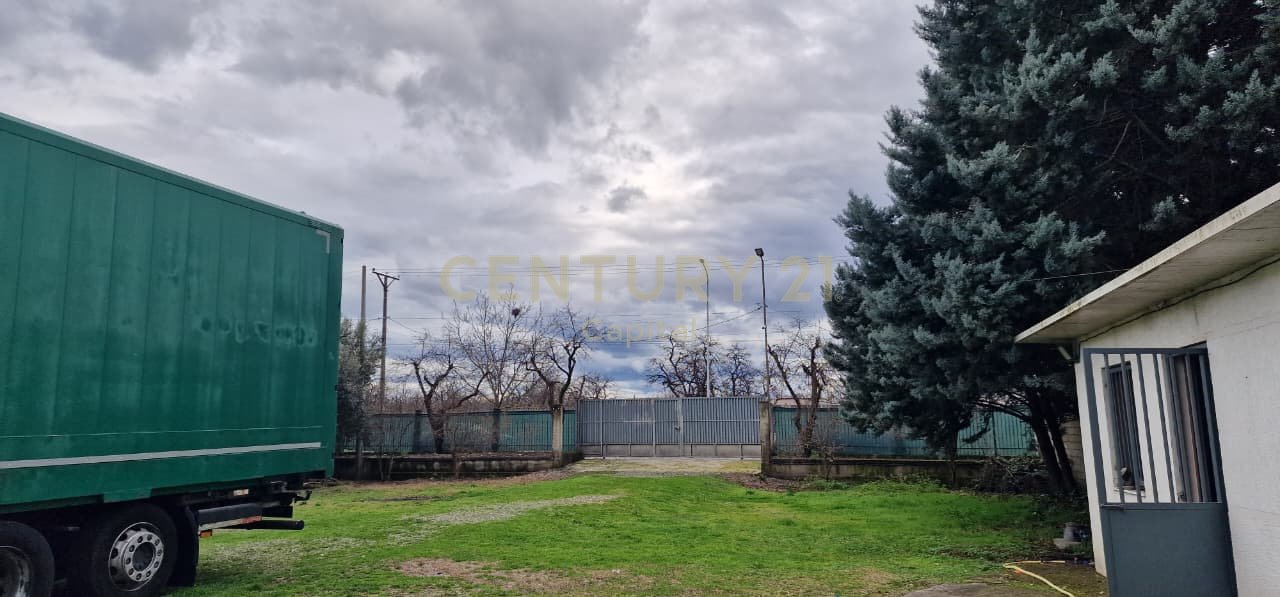 Shesim tokë dhe magazinë në Kamëz!