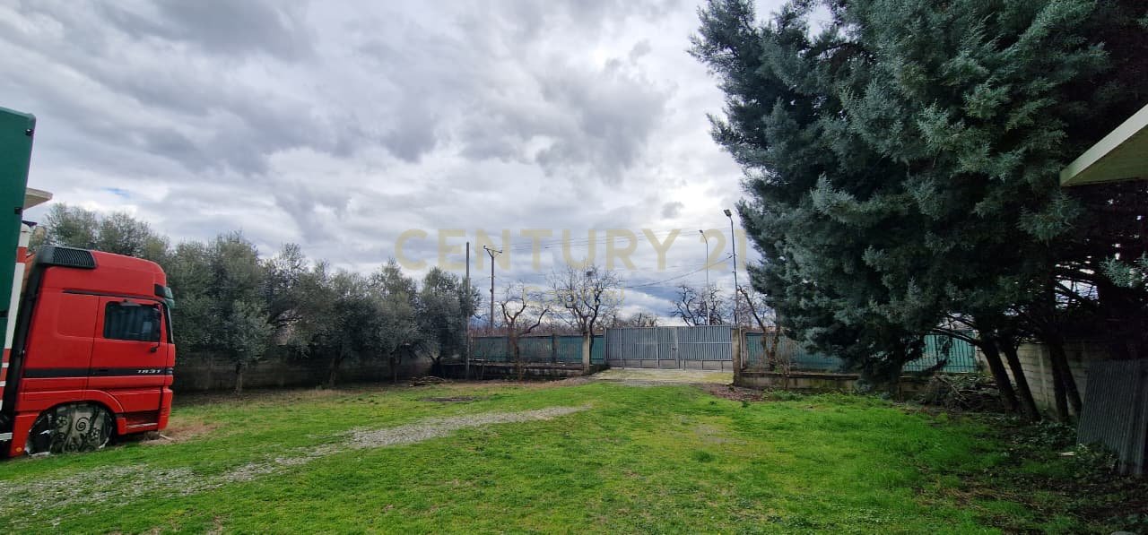 Shesim tokë dhe magazinë në Kamëz!