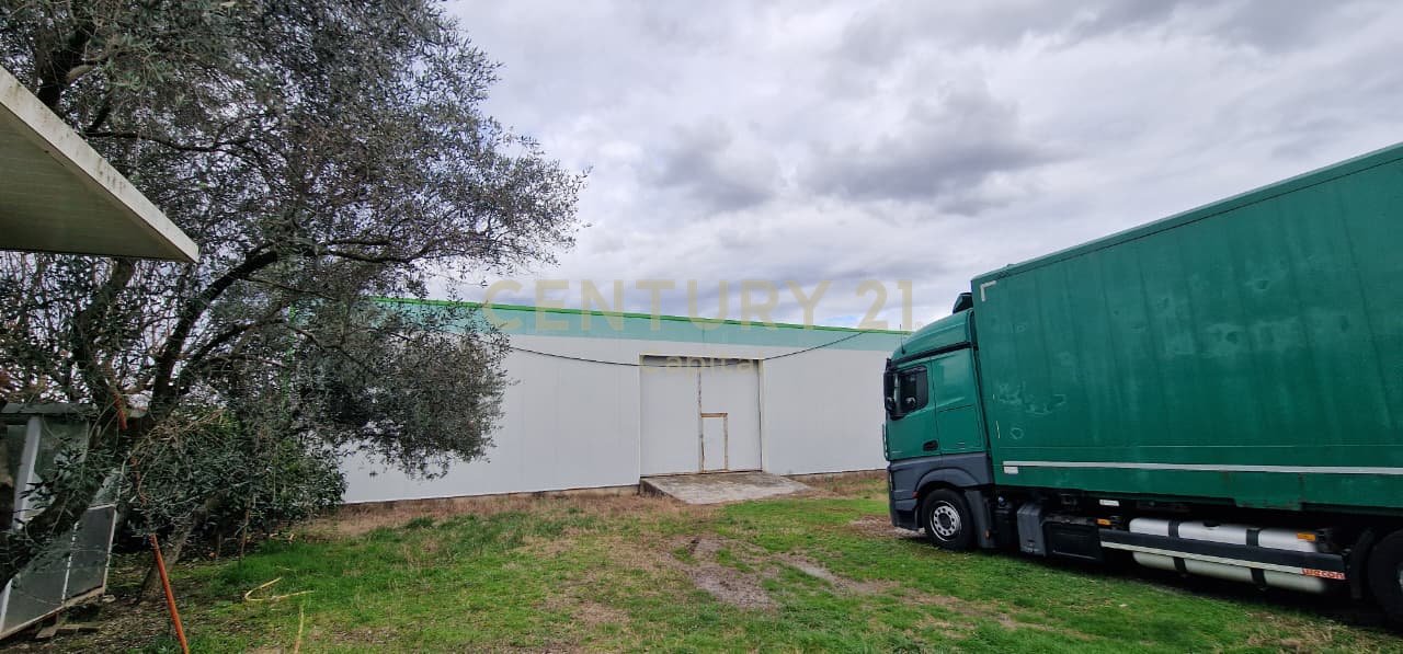 Shesim tokë dhe magazinë në Kamëz!