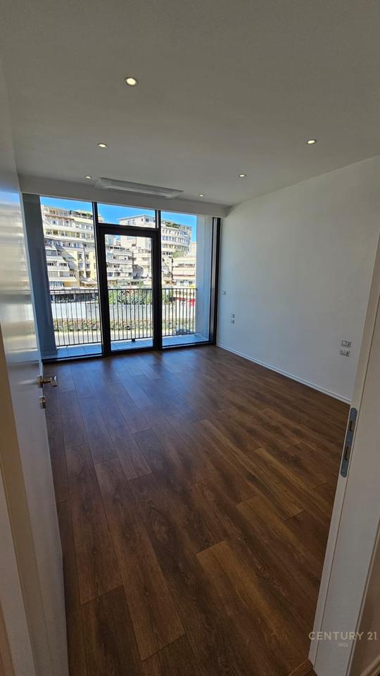 Apartament 2+1+2 post parkimi per qera tek Lake View