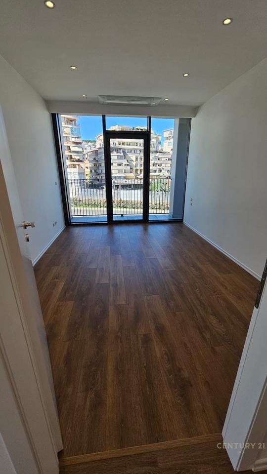 Apartament 2+1+2 post parkimi per qera tek Lake View