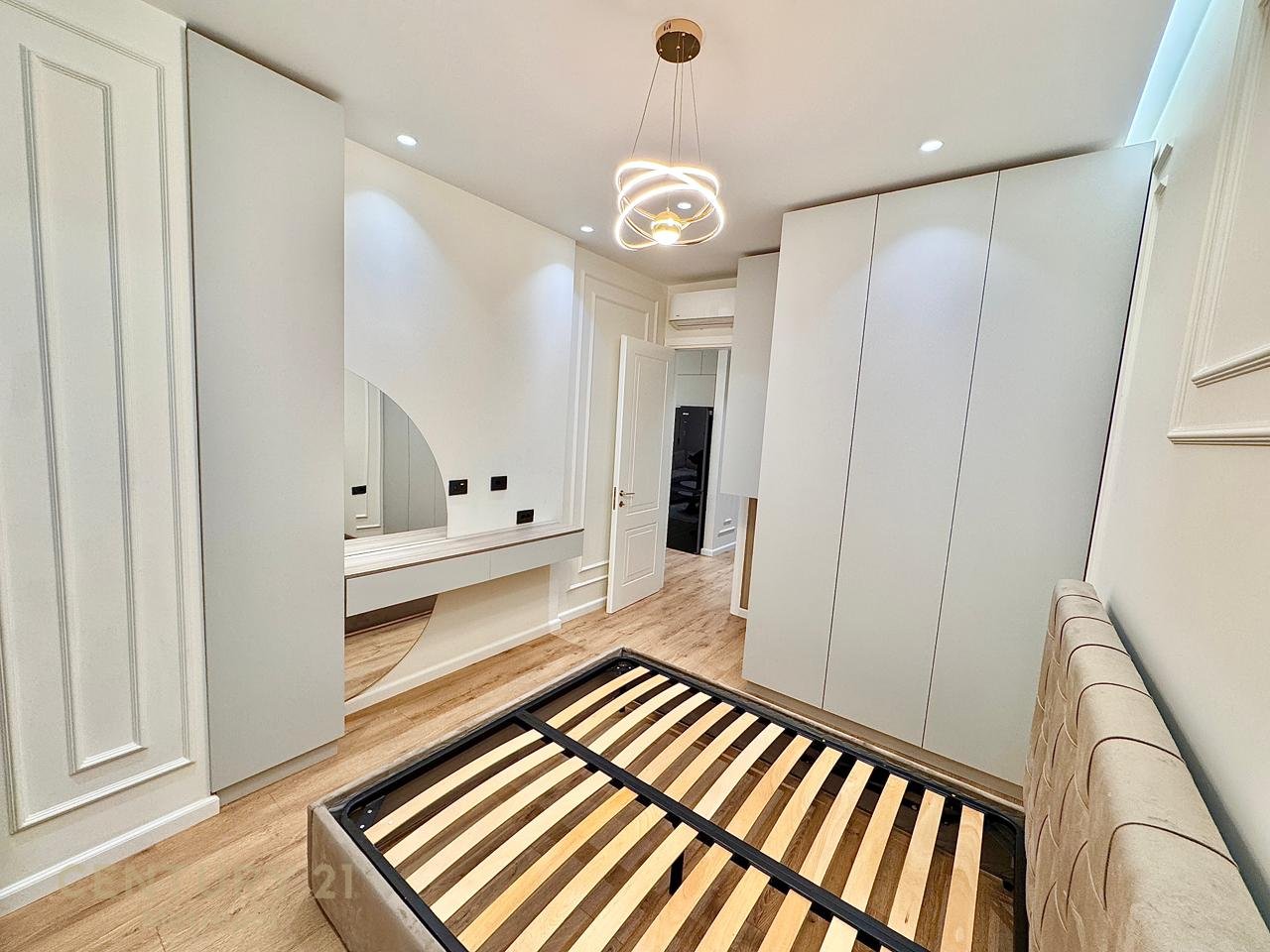 APPARTAMENTO CON UNA CAMERA DA LETTO IN AFFITTO + PARCHEGGIO INCLUSO, VICINO ALLO STADIO AIR ALBANIA E AL LAGO!