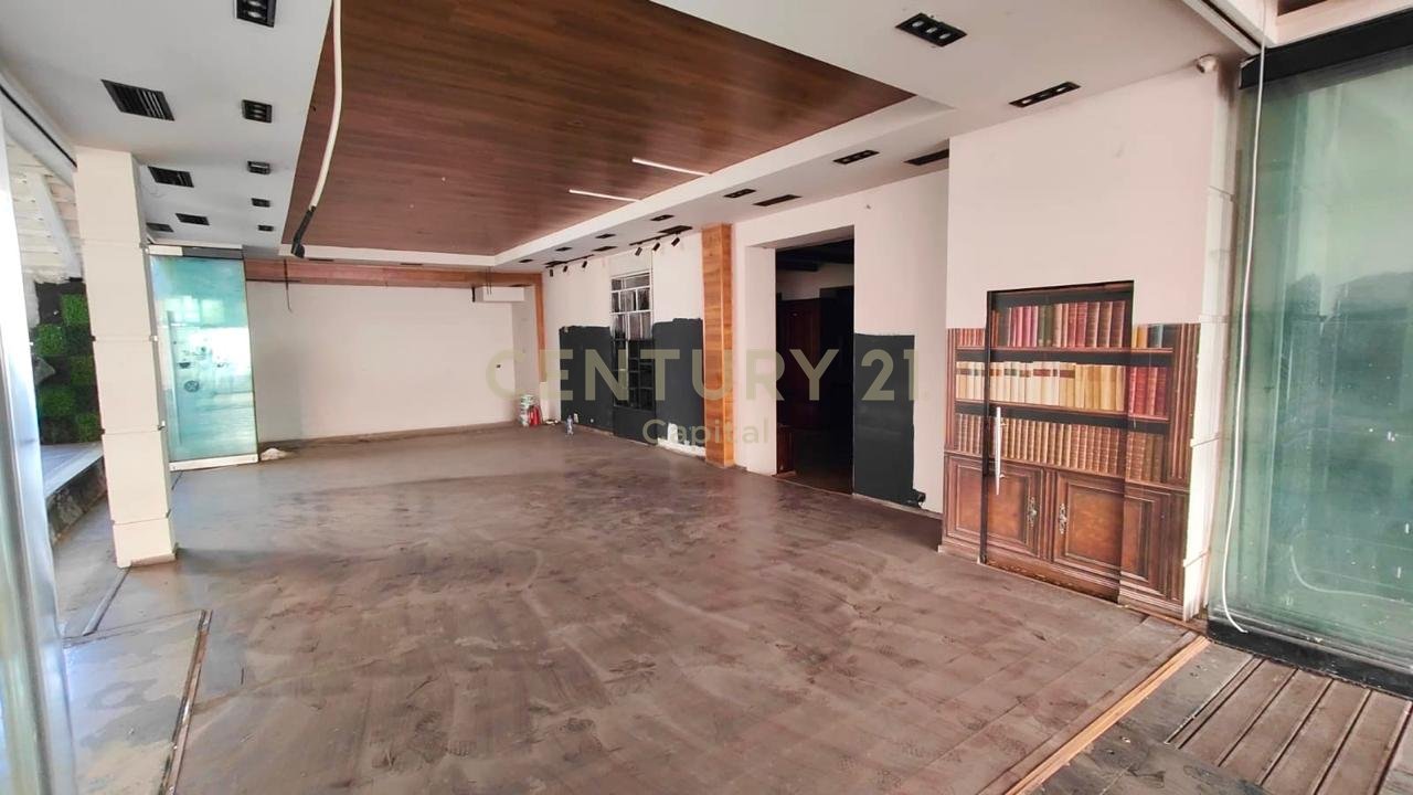Ambient Komercial Me Qira, tek ish Stacionit të Trenit, buzë Unazës së Vogël, Tiranë