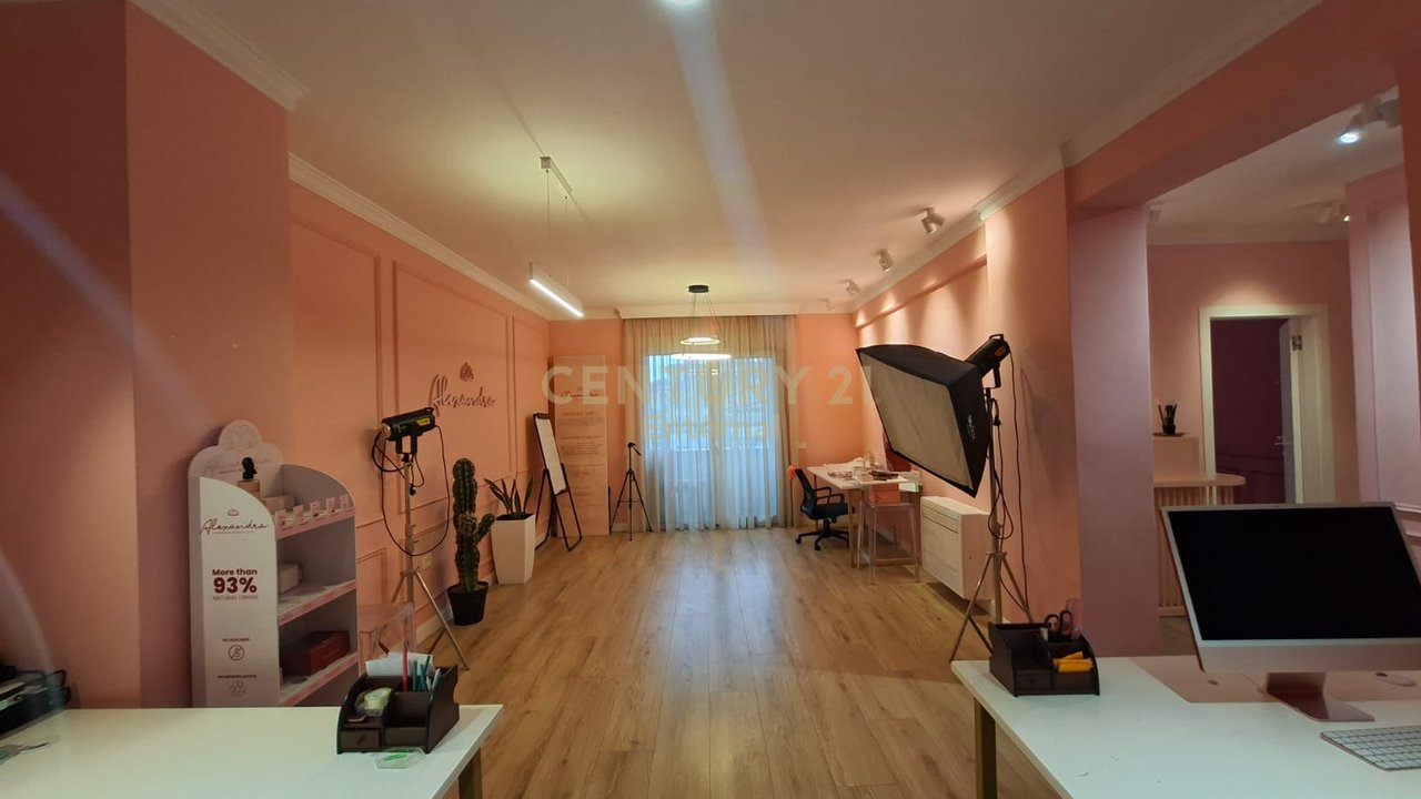 Ambjent komercial per Qera,