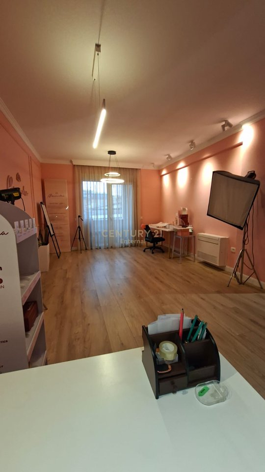 Ambjent komercial per Qera,