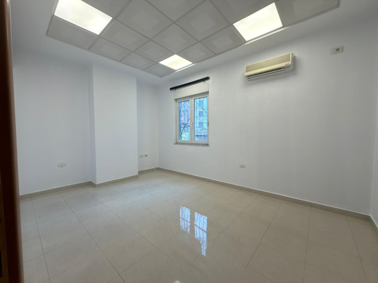 INGROSSO, VENDITA APPARTAMENTO 2+1 PER RESIDENZA O UFFICIO!