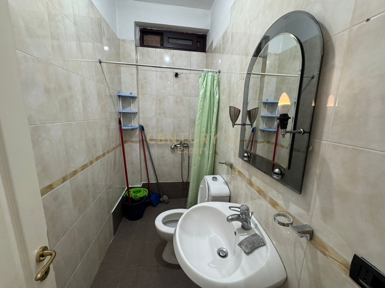 APARTAMENT 3+1+2 PRANE QENDRES PER QIRA