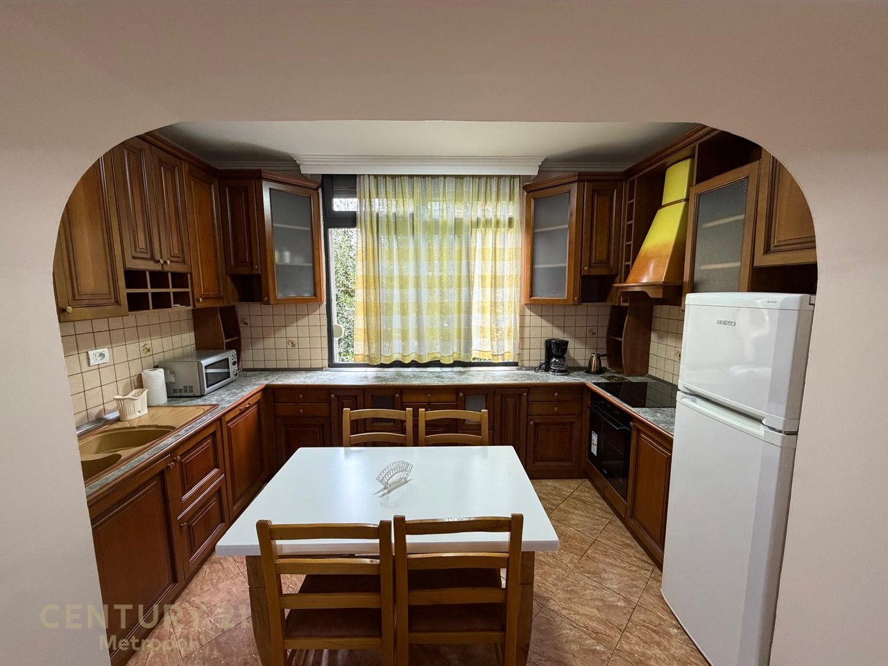 Jepet me qira apartament 2+1 i rinovuar, tek Ish Fusha e Aviacionit.