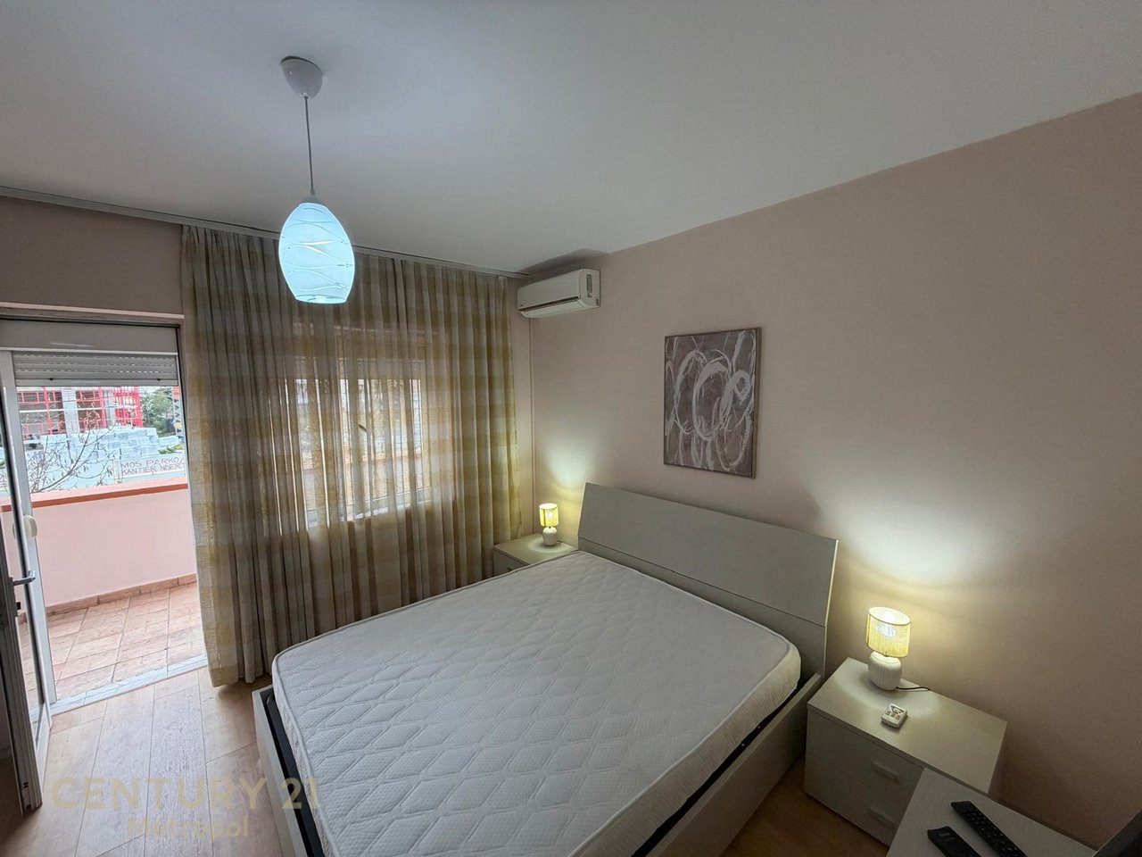 Jepet me qira apartament 2+1 i rinovuar, tek Ish Fusha e Aviacionit.