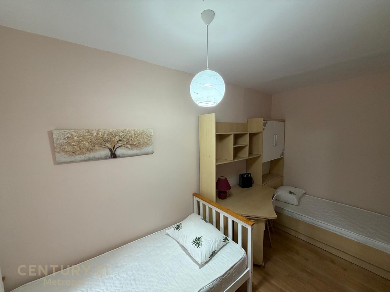 Jepet me qira apartament 2+1 i rinovuar, tek Ish Fusha e Aviacionit.