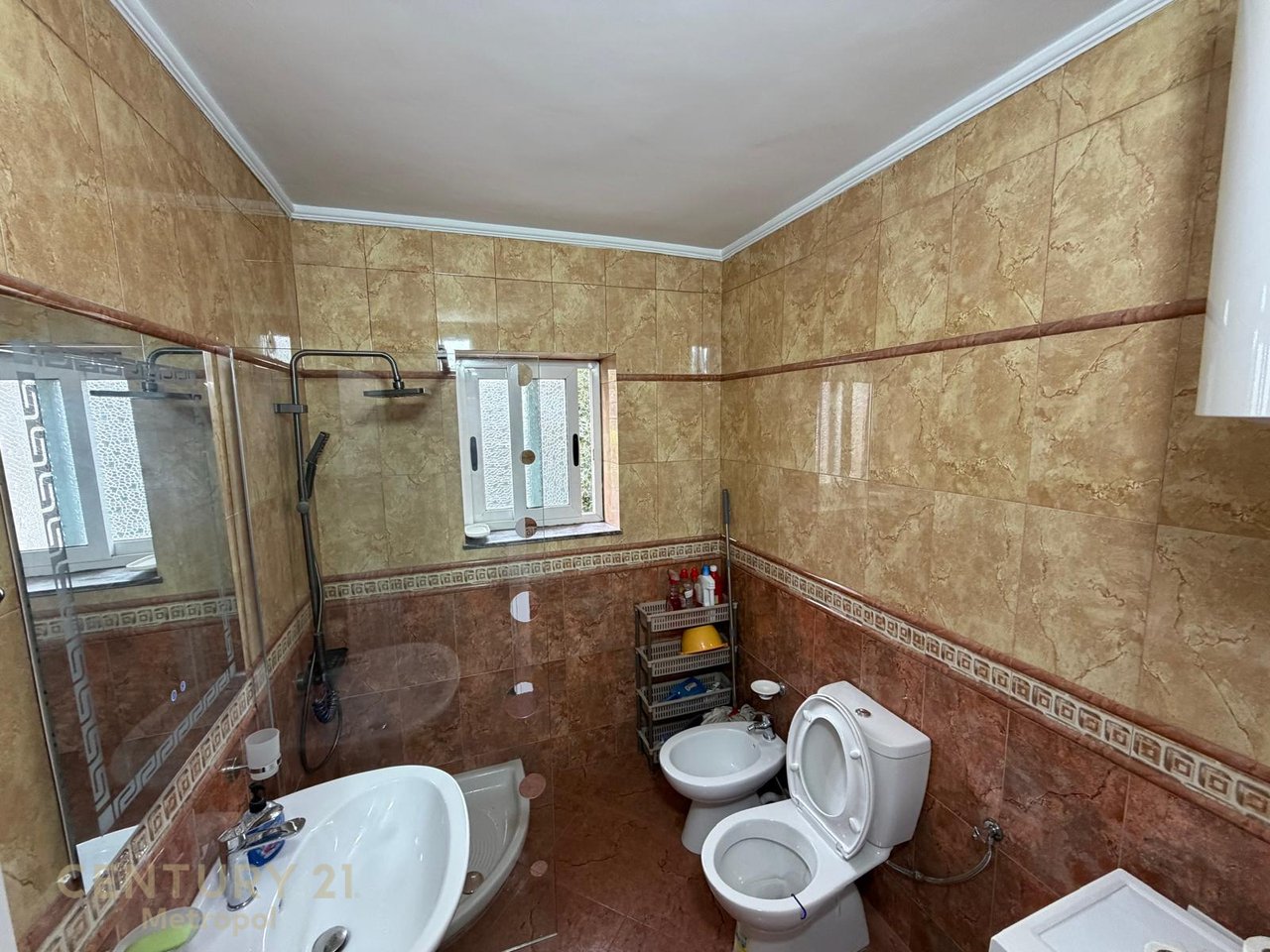 Jepet me qira apartament 2+1 i rinovuar, tek Ish Fusha e Aviacionit.