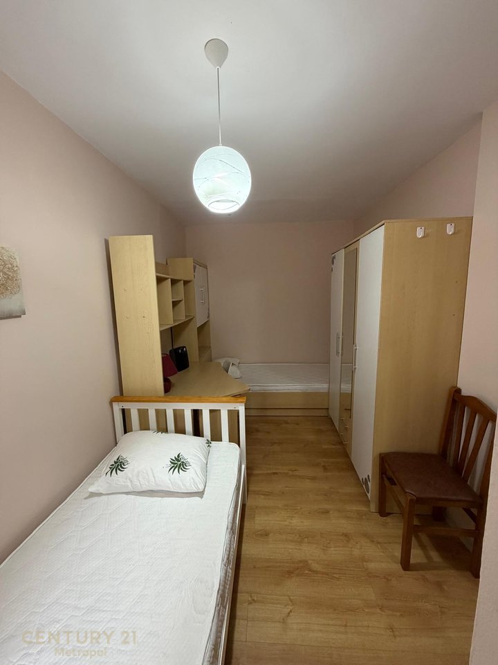 Jepet me qira apartament 2+1 i rinovuar, tek Ish Fusha e Aviacionit.