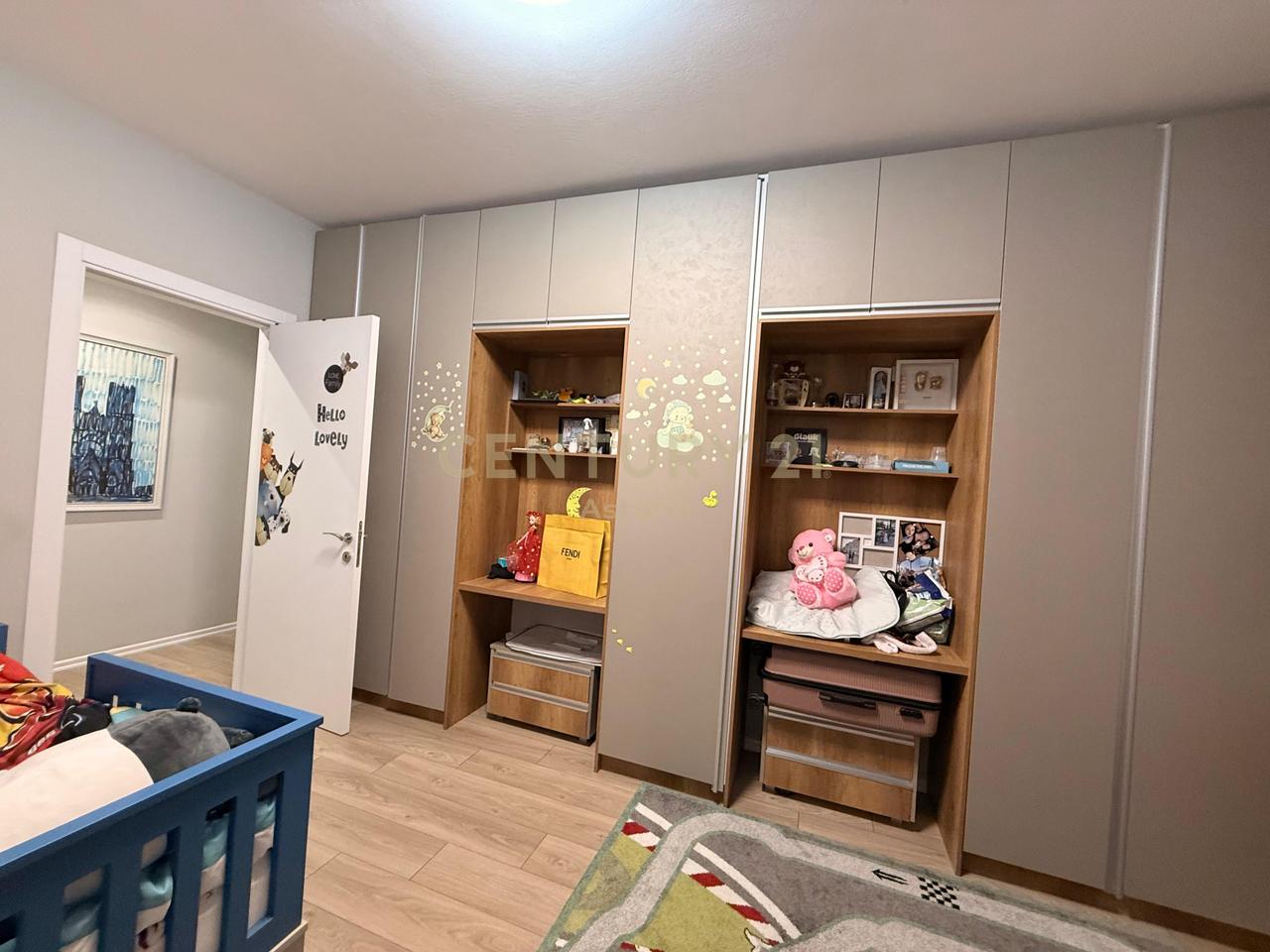 Shitet apartament 2+1+2+ 2 poste parkimi, kompleksi Grand Gallery, Yzberish.