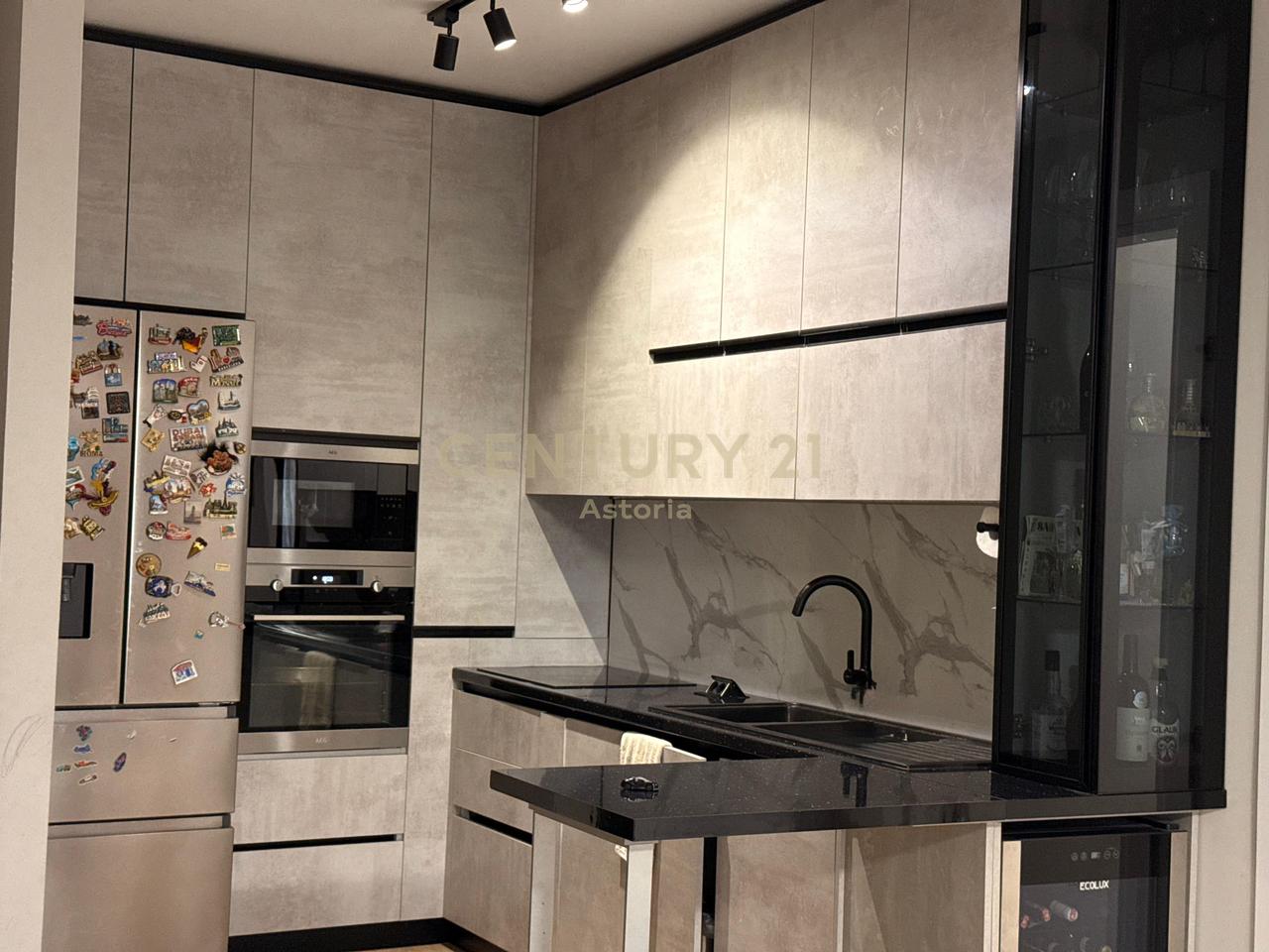 Shitet apartament 2+1+2+ 2 poste parkimi, kompleksi Grand Gallery, Yzberish.