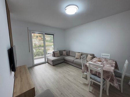 APARTAMENT 1+1 PER QIRA,PRANE LUNGOMARES!